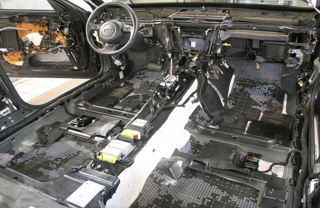 Обработка пола салона звукоизоляционной мембраной Comfort Mat BLOCKATOR