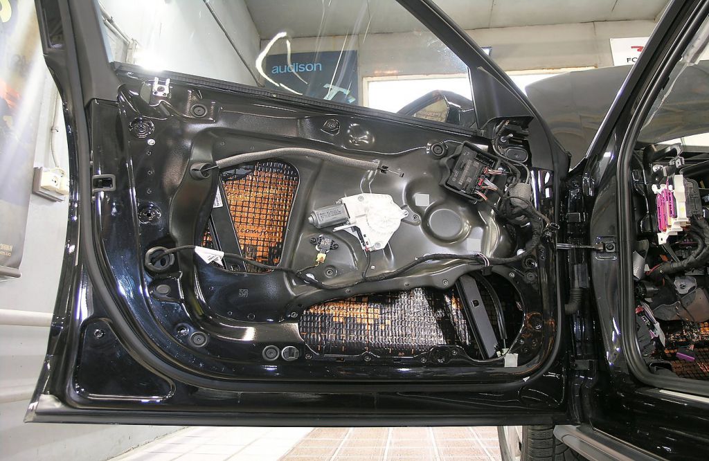 Виброизоляция наружной филенки двери AUDI A6 Allroad