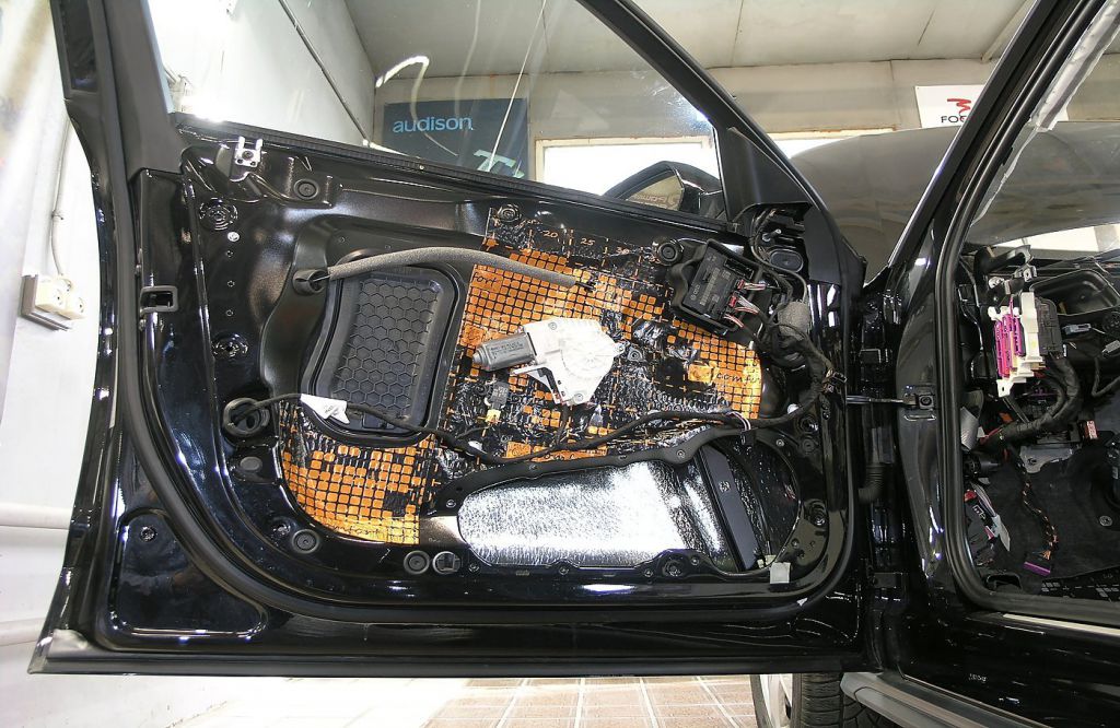 Виброизоляция технологической панели двери AUDI A6 Allroad