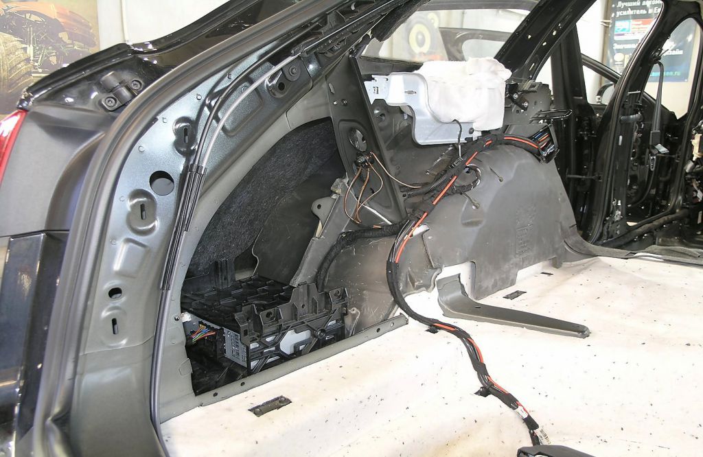 Заводские звукопоглощающие элементы задней колёсной арки и крыла AUDI A6 Allroad