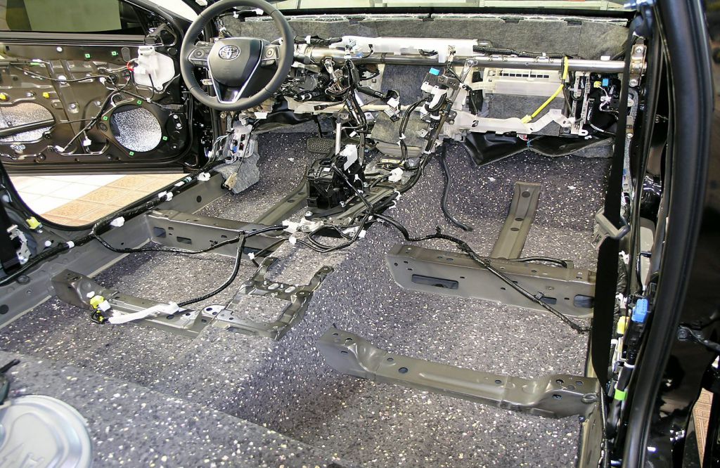 Шумоизоляция пола салона Comfort Mat Lock 4