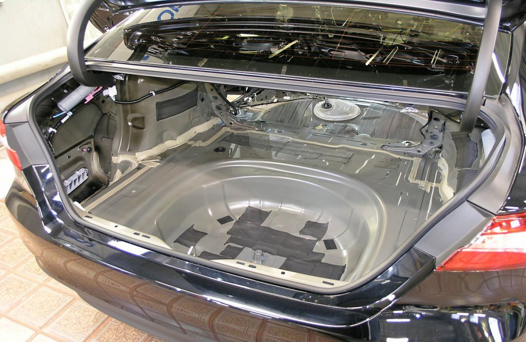 Днище багажника TOYOTA CAMRY V70 до начало работ