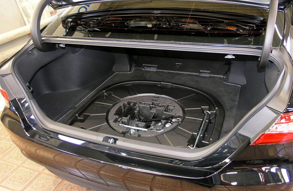 Ниша под запасное колесо в сборе - TOYOTA CAMRY V70
