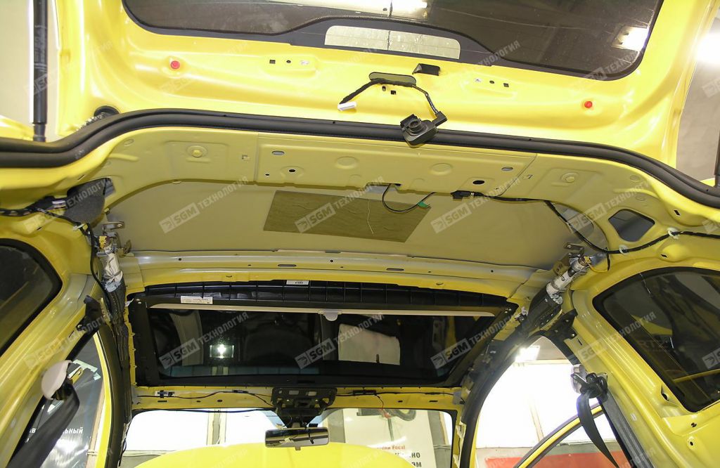 Крыша салона Fiat 500 перед началом работ по шумоизоляции