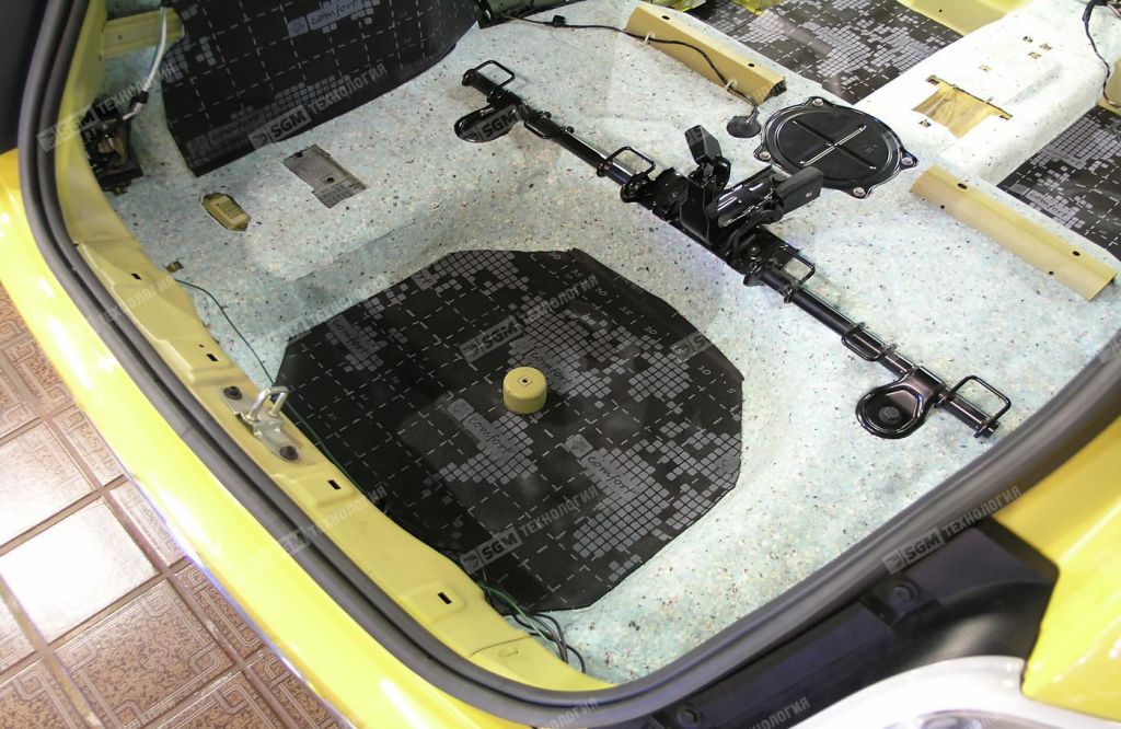 Обработка пола багажника звукоизоляционной мембраной Comfort Mat BLOCKATOR