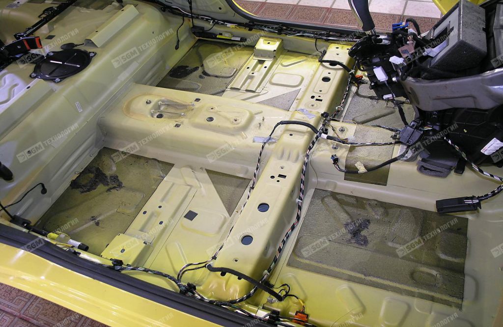 Пол салона Fiat 500 до начала работ