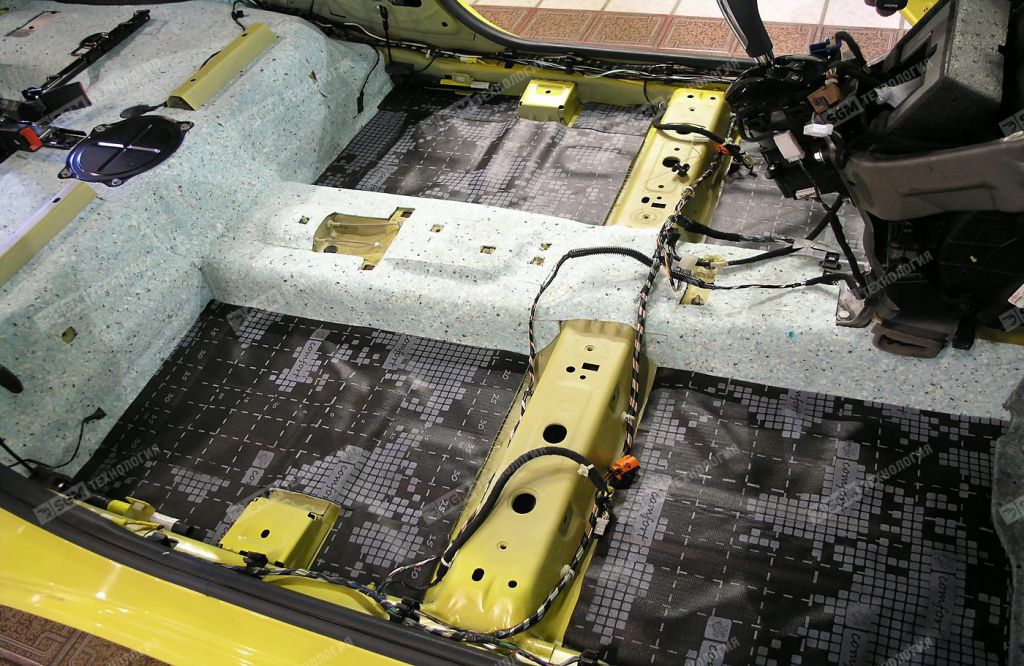 Обработка пола звукоизоляционной мембраной Comfort Mat BLOCKATOR