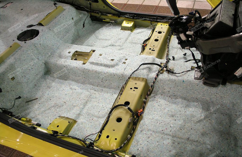 Шумоизоляция пола салона Comfort Mat Lock4