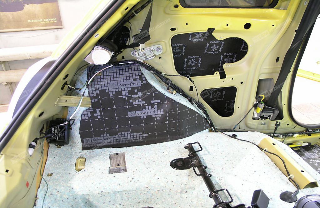 Обработка задней акри звукоизоляционной мембраной Comfort Mat BLOCKATOR