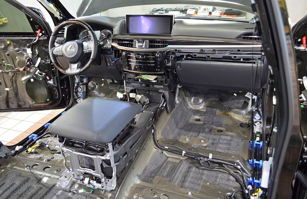 Пол салона до начала работ по шумоизоляции LEXUS LX450D