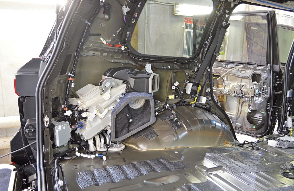 Задняя левая колёсная арка и крыло LEXUS LX450D до начала работ