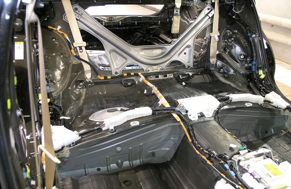 Пол под задним рядом сидений до начала работ