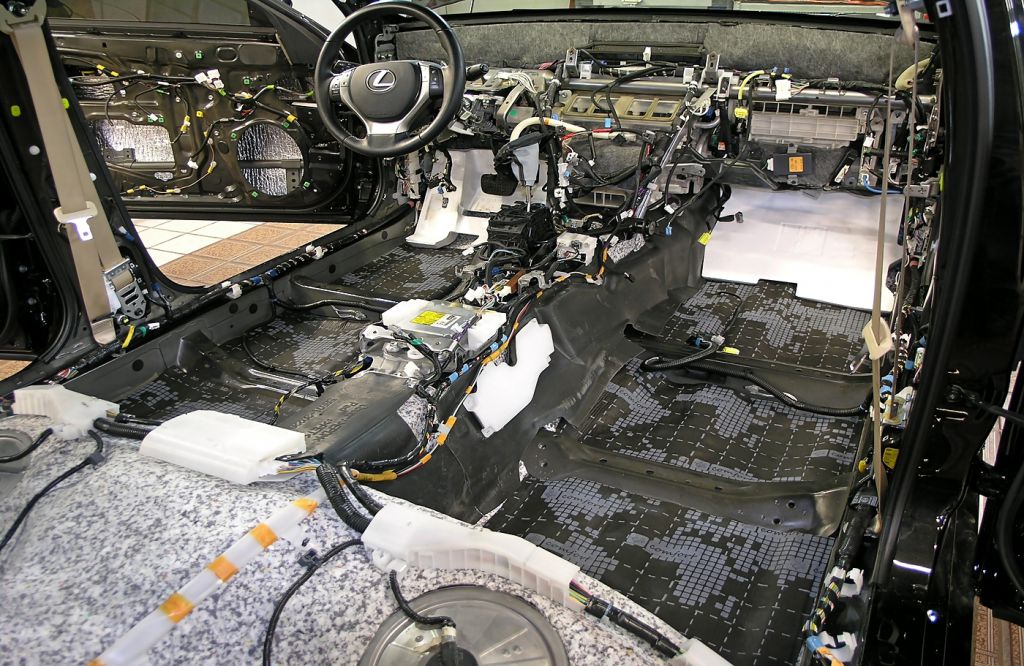 Обработка пола салона звукоизоляционной мембраной Comfort Mat BLOCKATOR