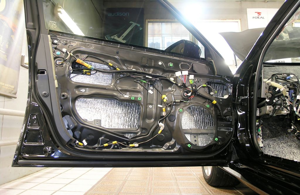 Звукоизоляция двери Lexus GS