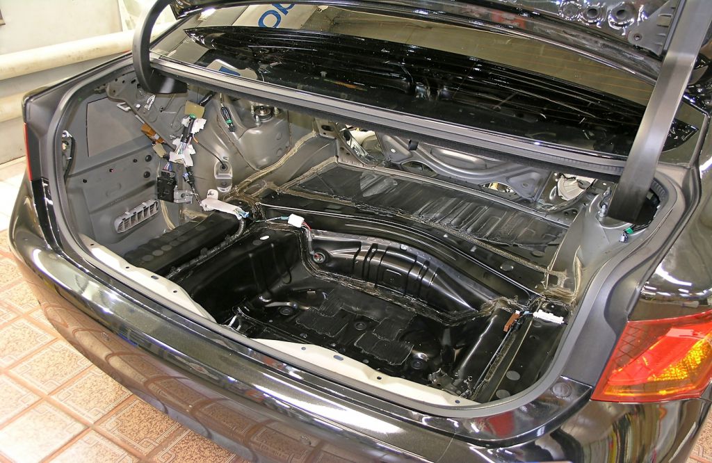 Днище багажника Lexus GS  до начало работ