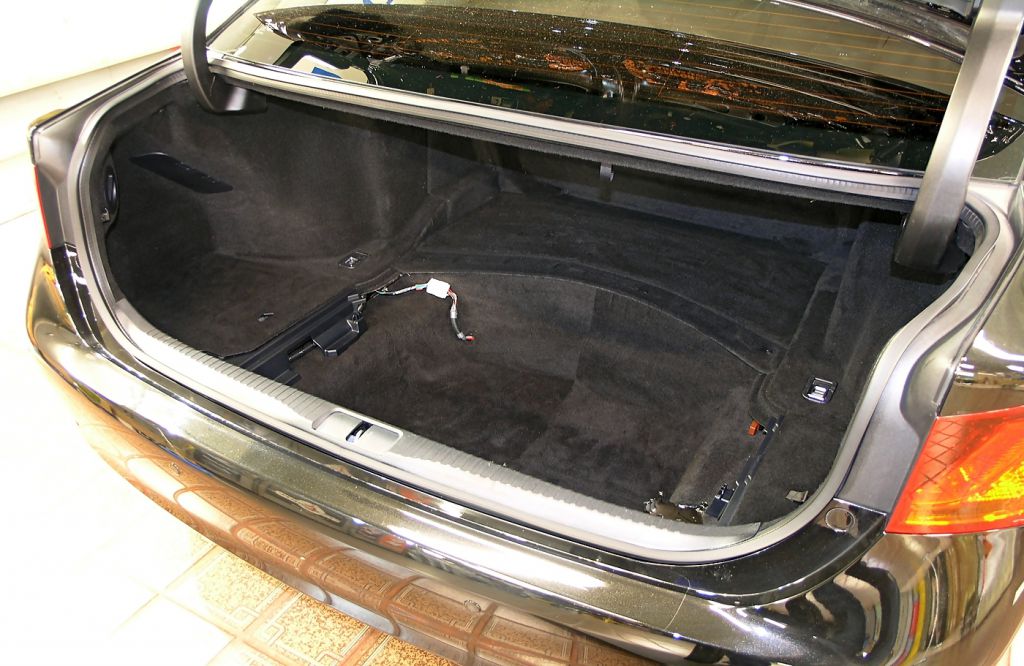 Проклейка ниши под запасное колесо автомобильным декоративным карпетом