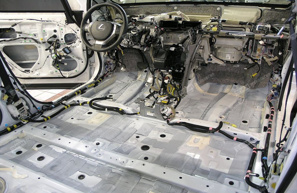 Пол салона Lexus RX 270 до начала работ