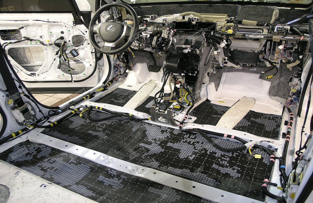 Обработка пола салона звукоизоляционной мембраной Comfort Mat BLOCKATOR