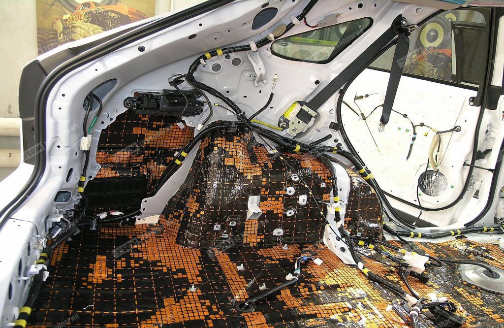 Виброизоляция задней колёсной арки и крыла Comfort Mat Dark D3