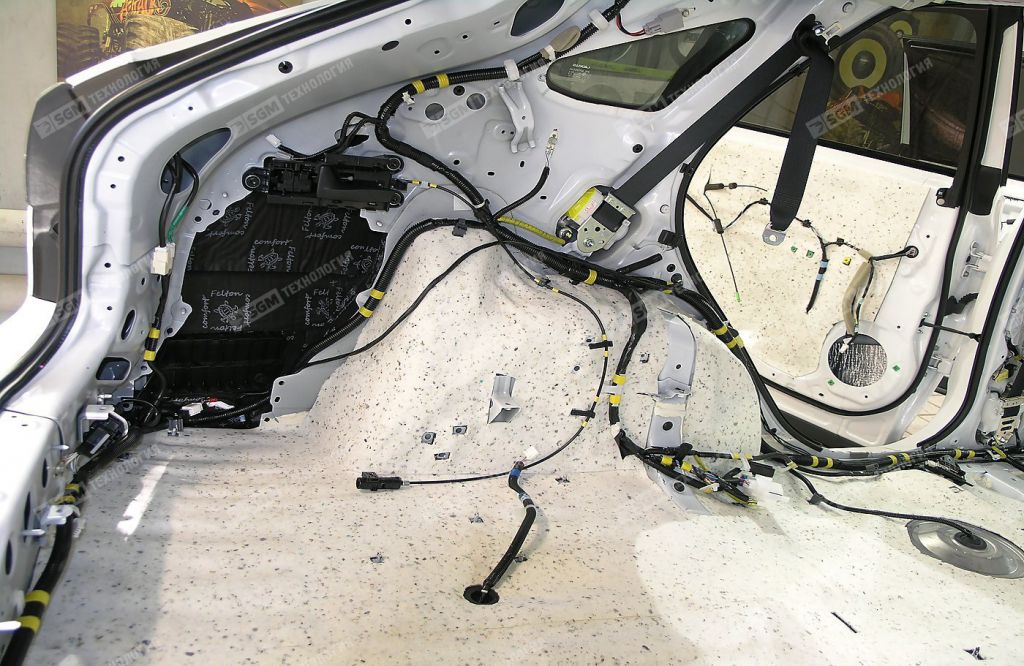 Шумоизоляция задней колёсной арки Comfort Mat Lock4 и крыла Comfort Mat Felton