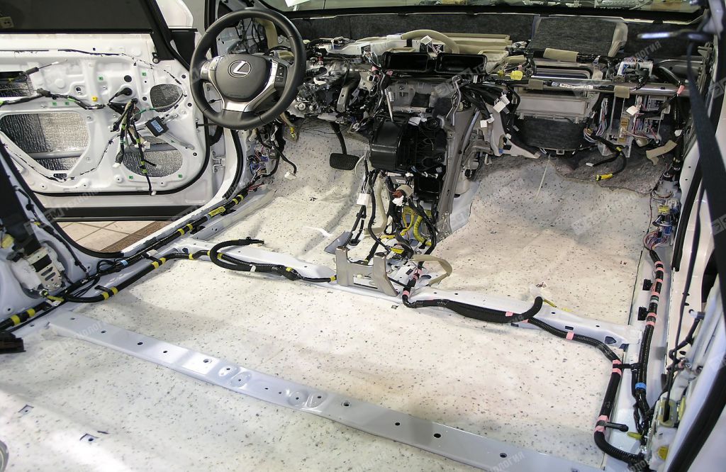 Шумоизоляция пола салона Comfort Mat Lock4