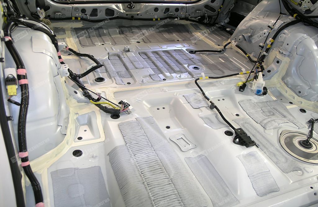 Пол заднего ряда сидений и багажника до начала работ