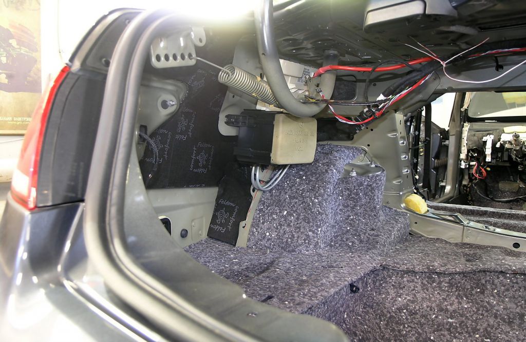 Шумоизоляция задней колёсной арки Comfort Mat Lock 4 и крыла Comfort Mat Felton