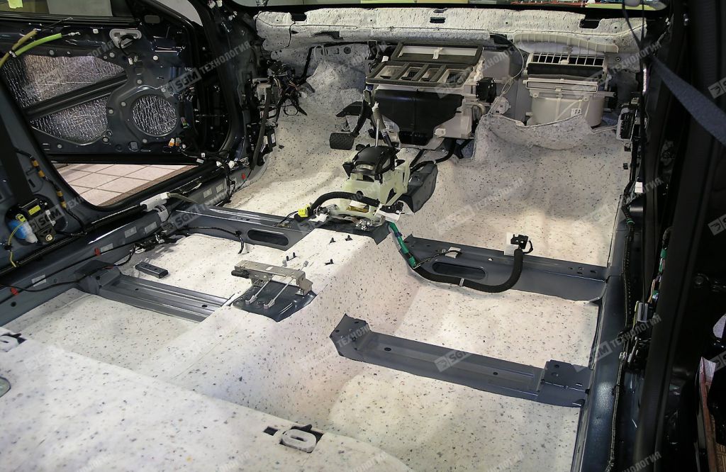 Шумоизоляция пола салона Comfort Mat Lock4