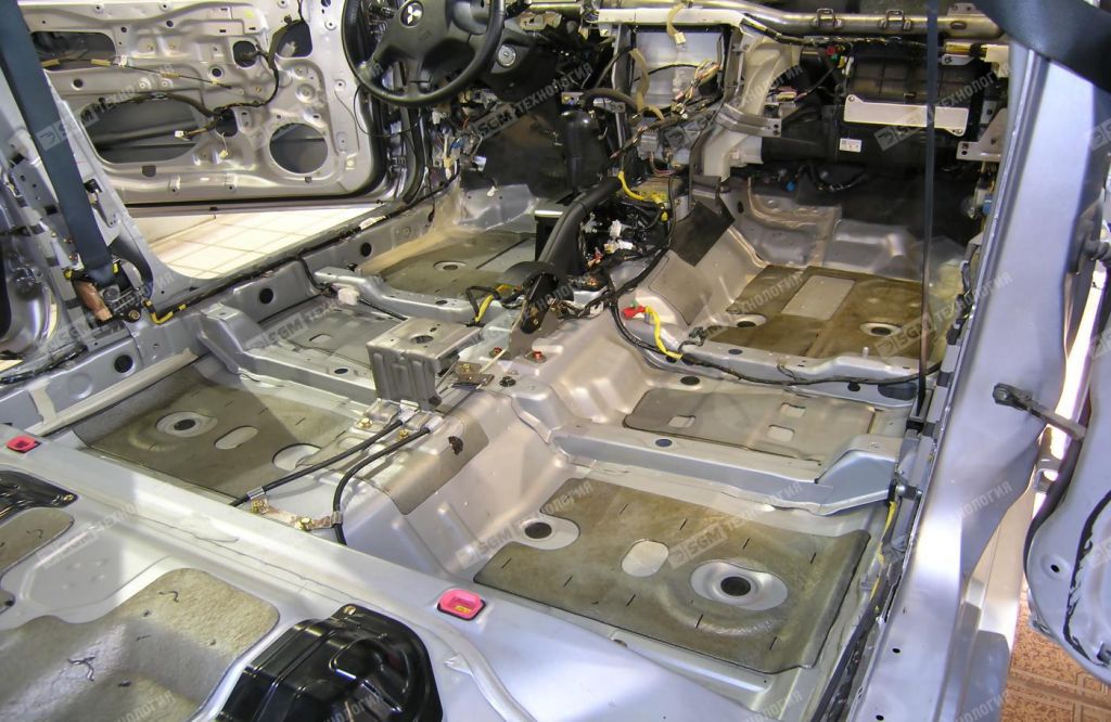 Демонтаж коврового покрытия Mitsubishi Outlander первого поколения