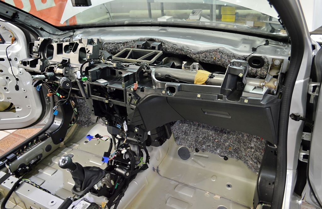 Подторпедное пространство Peugeot 301 до начала работ