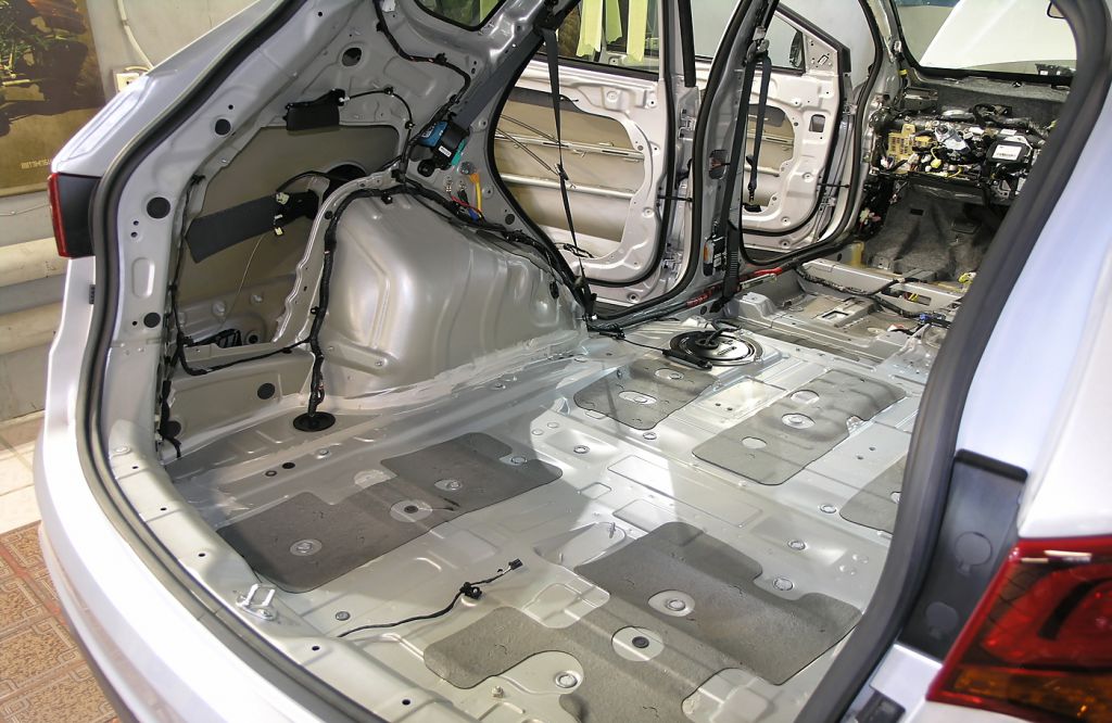 Пол салона, задняя колёсная арка и крыло Hyundai Santa Fe до начала работ
