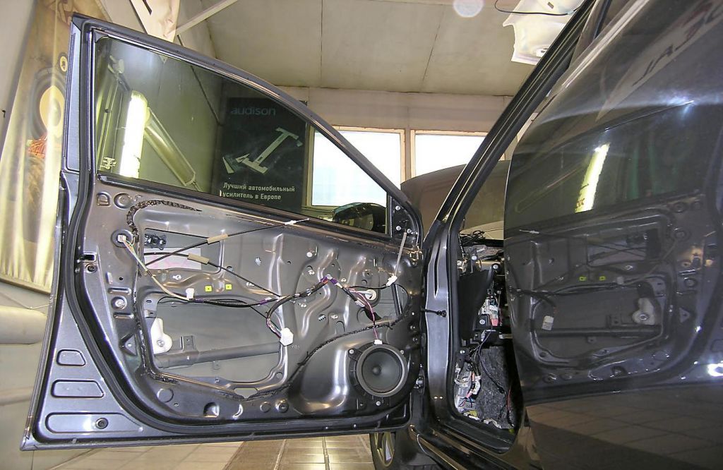 Внутреннее пространство двери Toyota