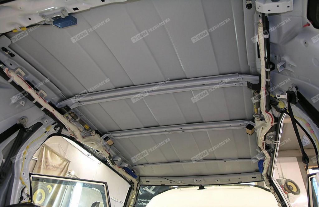 Крыша салона Toyota FJ Cruiser перед началом работ по шумоизоляции