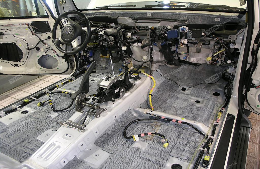 Пол салона Toyota FJ Cruiser до начала работ