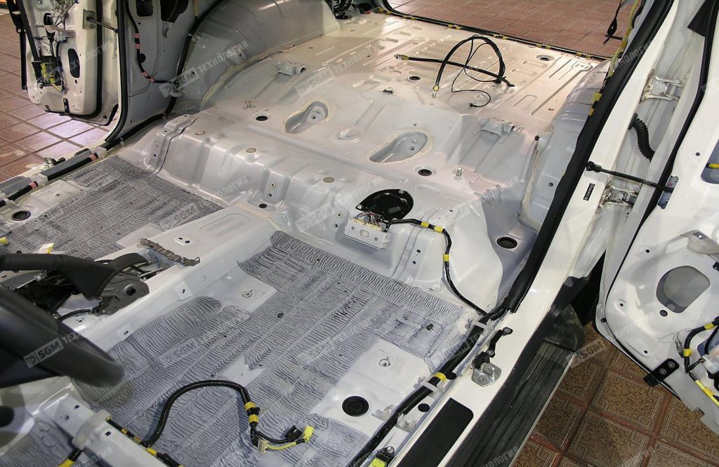 Пол багажника Toyota FJ Cruiser до начала работ