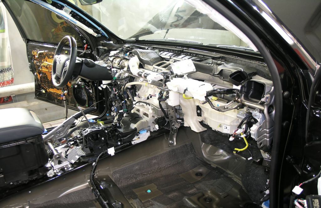 Подторпедное пространство Toyota Land Cruiser 200 до начало работ