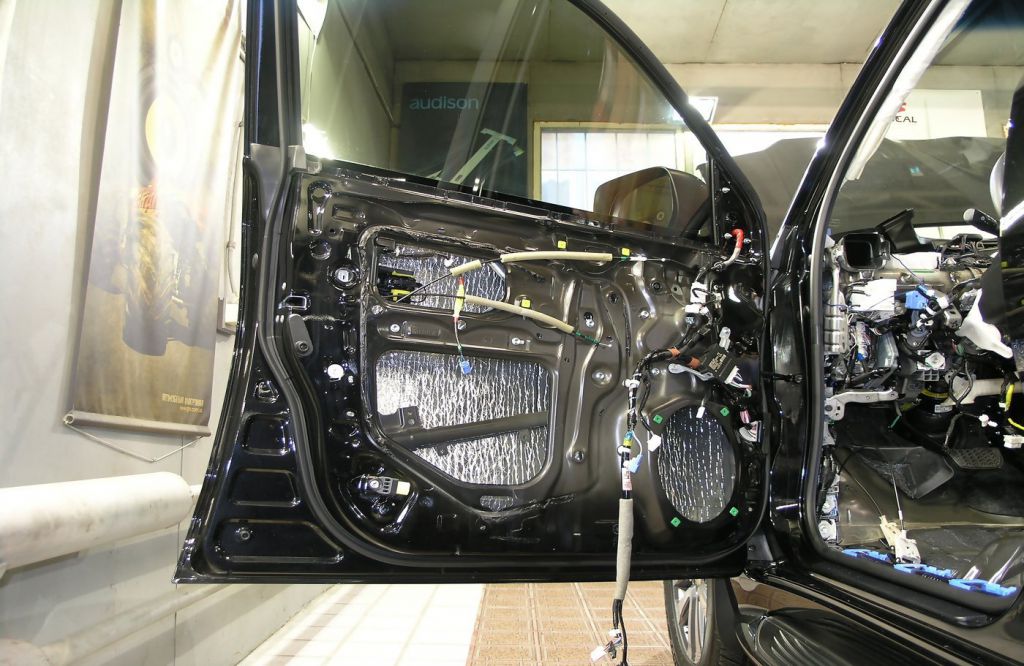 Звукоизоляция двери Toyota Land Cruiser 200