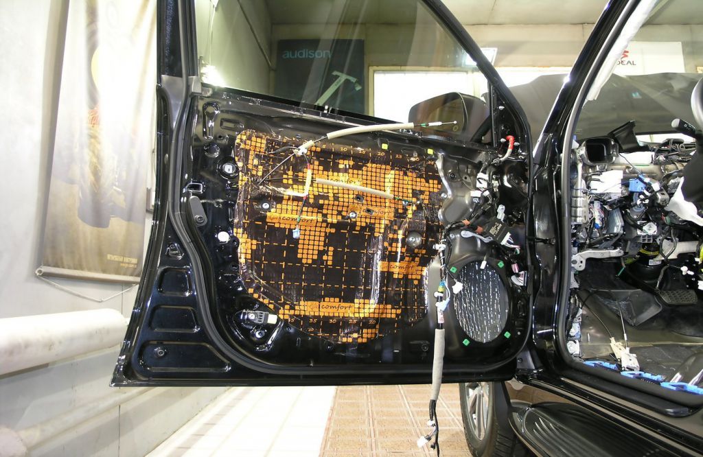 Виброизоляция технологической панели двери Toyota Land Cruiser 200