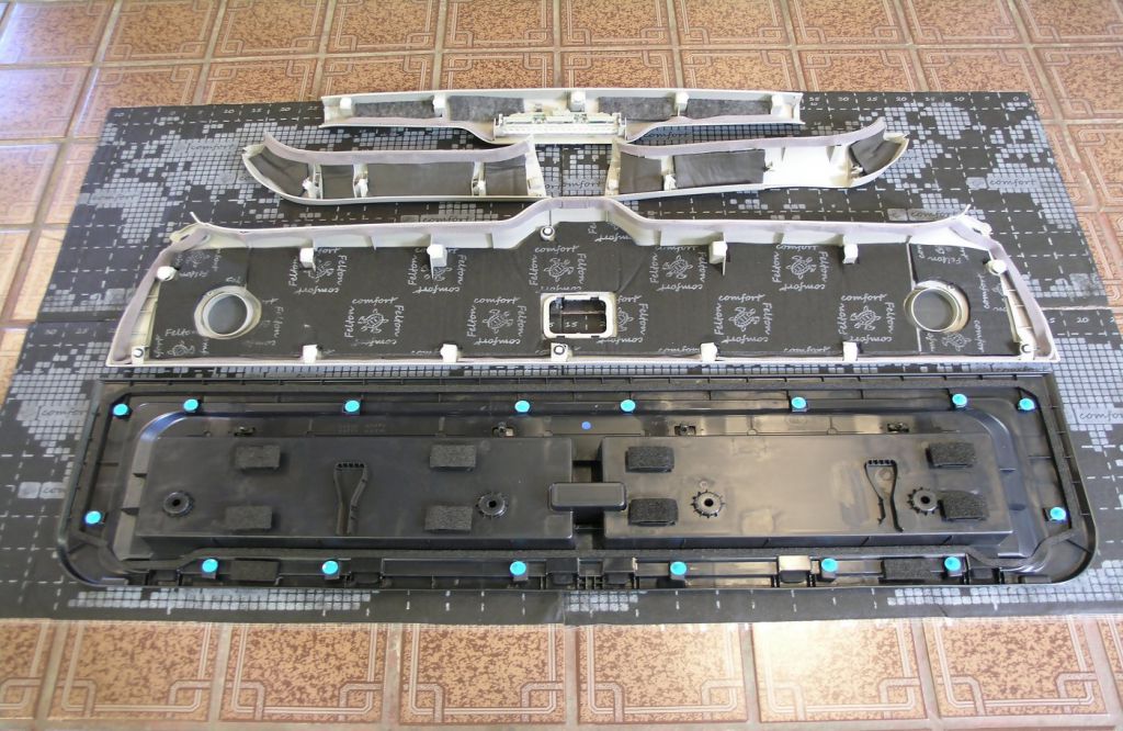 Шумоизоляция деталей крышки багажника Toyota Land Cruiser 200