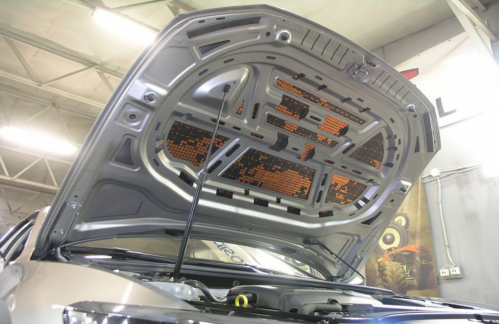 Виброизоляция капота Comfort Mat Dark D2