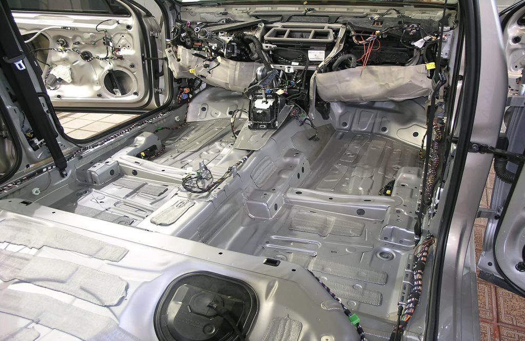 Пол салона VW PASSAT B8 до начала работ