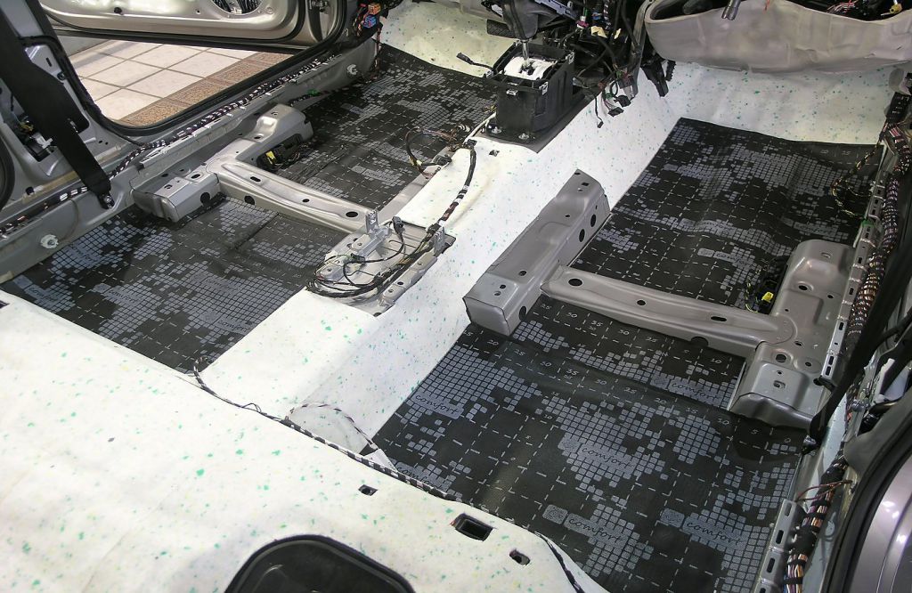 Обработка пола салона звукоизоляционной мембраной Comfort Mat BLOCKATOR
