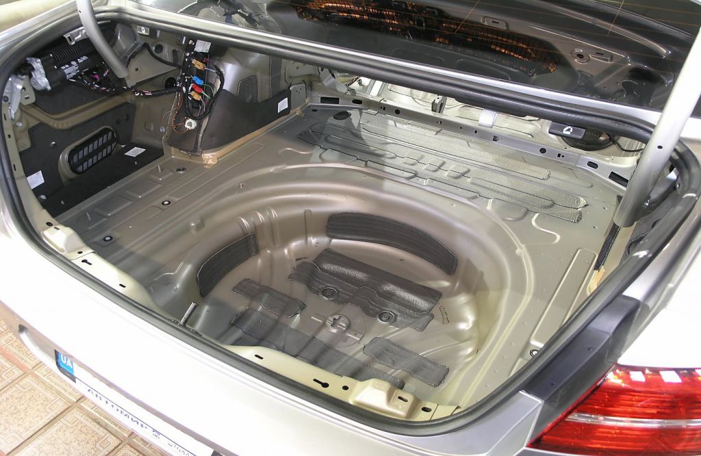 Днище багажника VW PASSAT B8 до начало работ