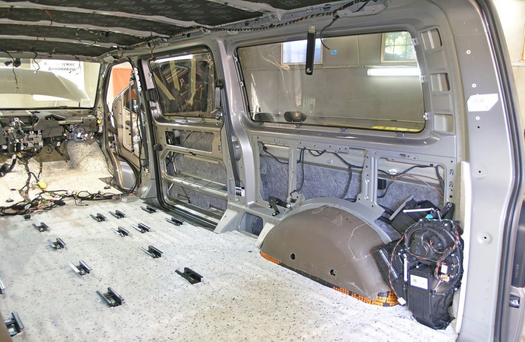 Шумоизоляция филёнки правого борта, здижки и задней колёсной арки Volkswagen Caravelle T6