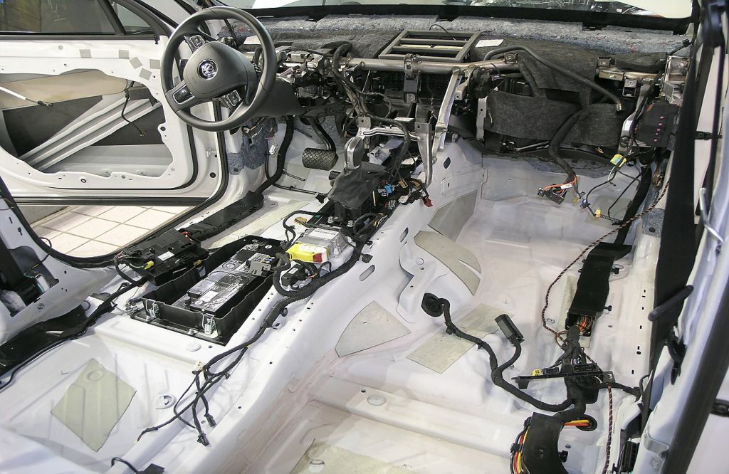 Пол Volkswagen Touareg FL до начала работ