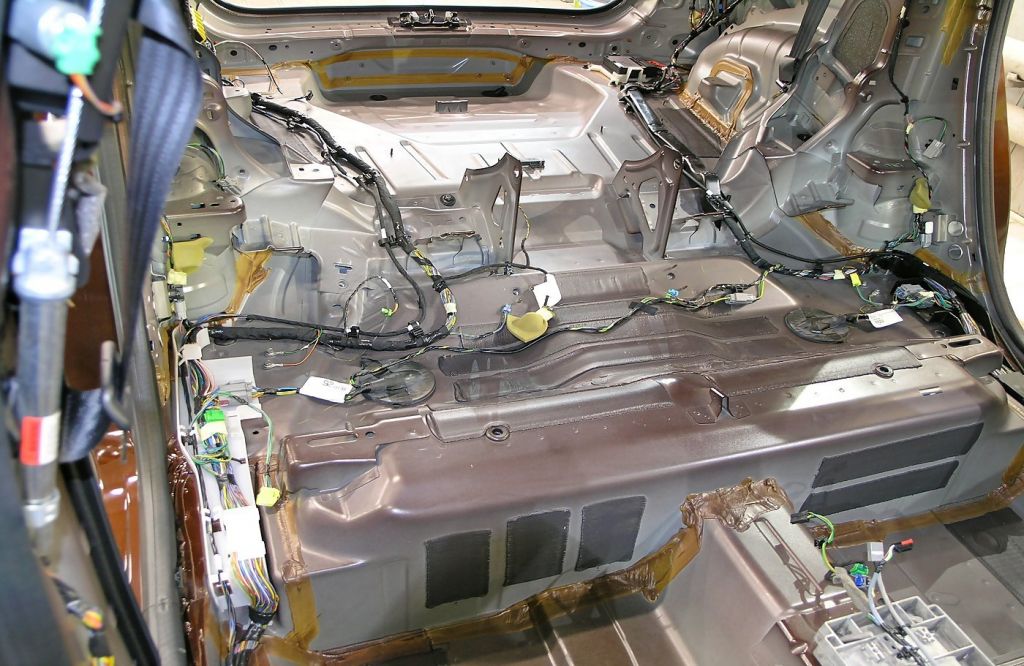 Пол под задним рядом сидений до начала работ