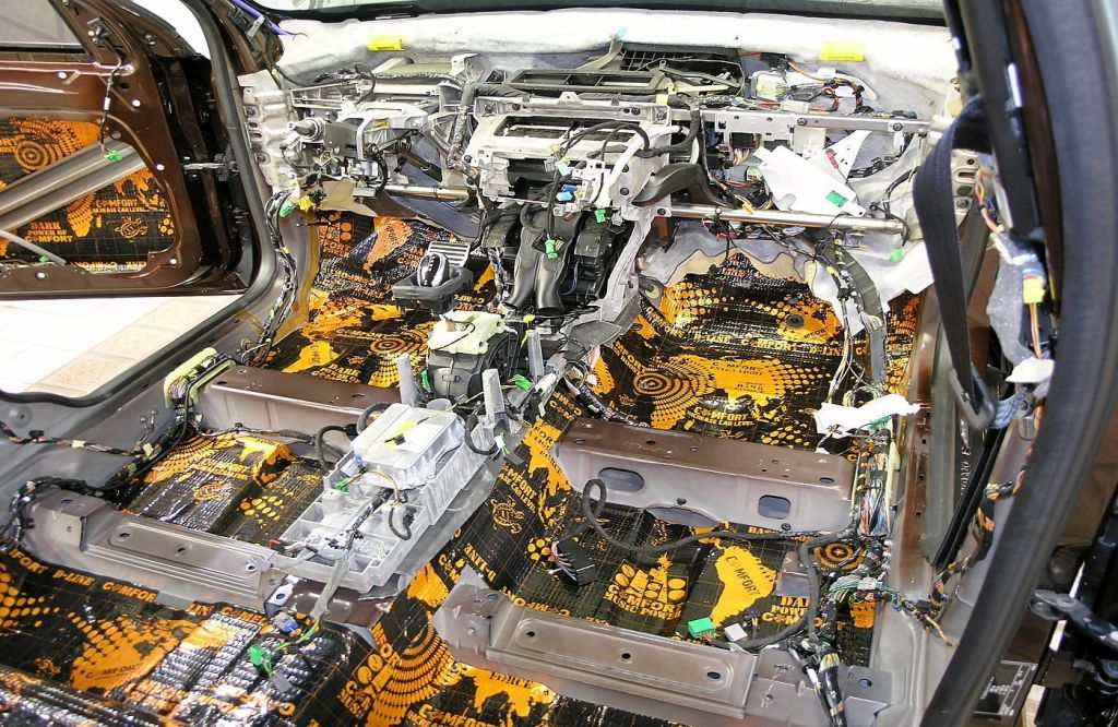 Виброизоляция пола салона Volvo XC60