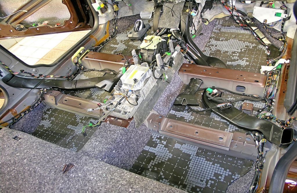 Обработка пола салона звукоизоляционной мембраной Comfort Mat BLOCKATOR