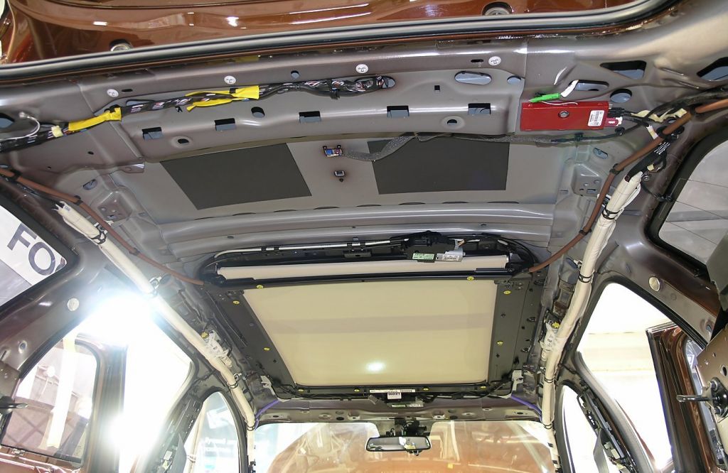 Крыша Volvo XC60 перед началом работ по шумоизоляции