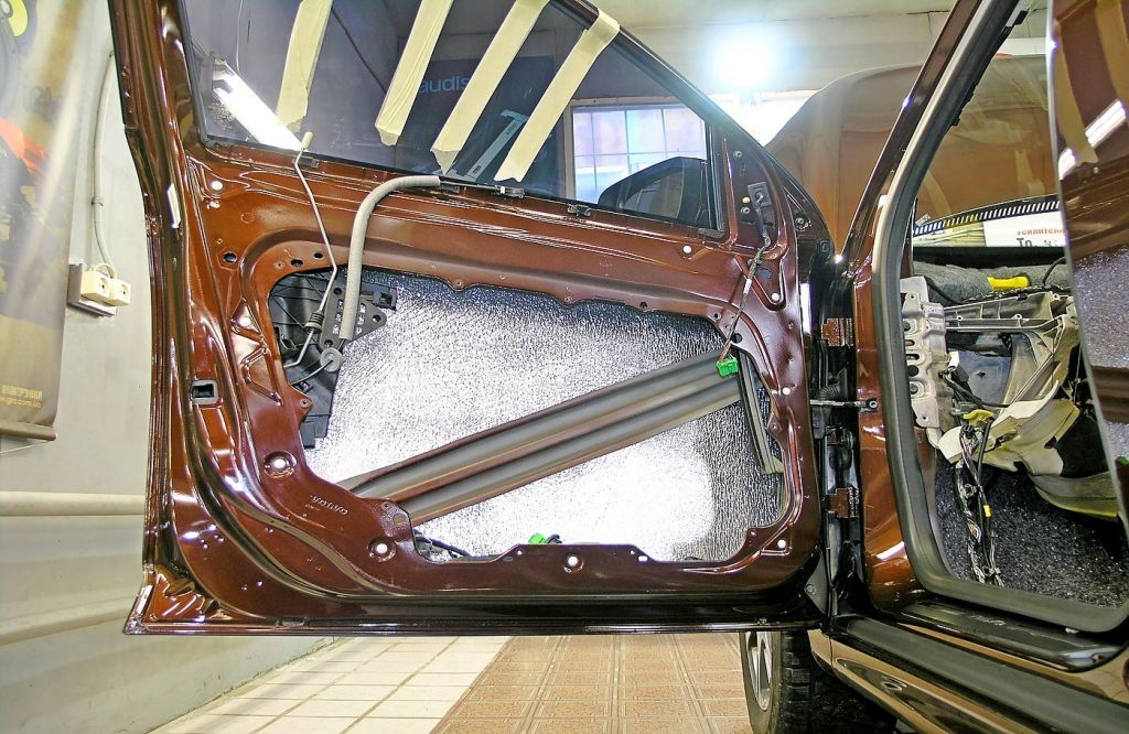 Звукоизоляционный слой в двери Volvo XC60